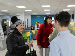 Сотрудники МФЦ позравили женщин с Международным Женским Днем