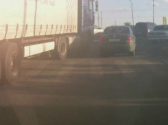 В Таганроге фура зацепила и смяла иномарку