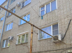 В Таганроге пьяный мужчина повис на бельевых веревках