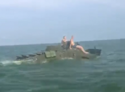Приятную водную прогулку на БТР в Таганрогском заливе сняли на видео