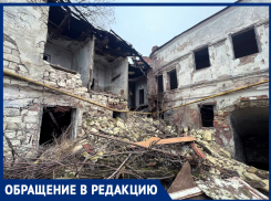 Осыпавшаяся стена здания опустила газовую трубу. «Есть ли опасность?» — гадают таганрожцы 