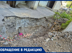 В Таганроге пятилетний ребёнок упал на кирпичи в «забытую» коммунальщиками канаву 