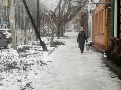 Видео с прогулкой по покрытым льдом тротуарам прислала наша читательница 