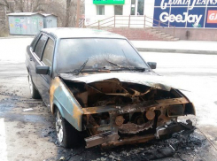 В Таганроге на парковке сгорела легковушка
