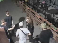 Хулиганы в Таганроге попали в объектив камеры наблюдения 