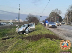 Влетел на скорости в опору ЛЭП: машина всмятку и двое пострадавших в аварии под Таганрогом
