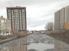 «Сделайте хоть что-нибудь!»: таганроженка умоляет Администрацию отремонтировать дорогу к школе по улице Галицкого