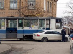 В Таганроге иномарка столкнулась с трамваем