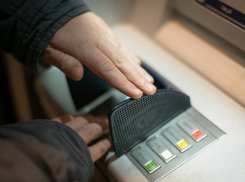 Таганроженка не вышла из личного кабинета в банкомате и лишилась денег