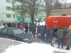 Водовозы Водоканала подвозят воду горожанам