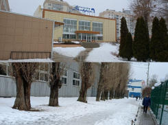 «Приходится идти по колдобинам»: таганрожцам объяснили, почему не чистят дорогу к «Дельфину»