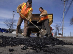 Совет Федерации предложил запретить ямочный ремонт дорог