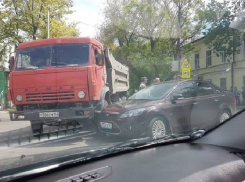 КамАЗ врезался в легковую иномарку при развороте на перекрестке в Таганроге