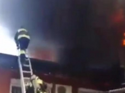 Масштабный пожар в Таганроге тушили 11 спасателей 