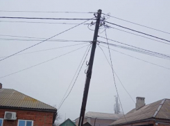 Жители улицы Софьи Перовской просят главу Таганрога обратить внимание на аварийную опору ЛЭП