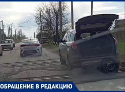 Потерял колесо на железнодорожном переезде: ещё одна машина развалилась из-за дорожной ямы в Таганроге
