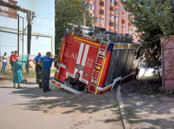 В Таганроге пожарная машина ушла колесом под землю