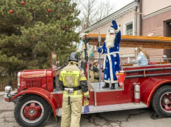 Дед Мороз и Снегурочка проехали по Таганрогу на пожарной ретро-машине