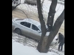 Спасибо прохожим, а не коммунальщикам: водитель застрял у вокзала в Таганроге