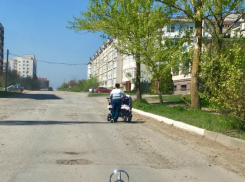 Дороги  для людей без тротуара придумали в Таганроге: опасно, но другой нет
