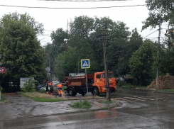 Дожди дождями, а асфальт по расписанию: таганрогских дорожников не останавливают погодные стихии
