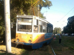 В Таганроге трамвай сошел с рельс и остановился в метре от столба