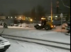  Вместо уборки и расчистки снег в Таганроге решили утрамбовать катком