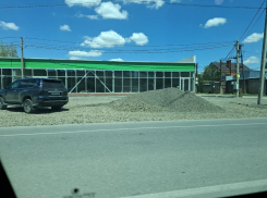 Вместо деревьев - сплошной щебень: безобразное преображение Мариупольского шоссе в Таганроге 