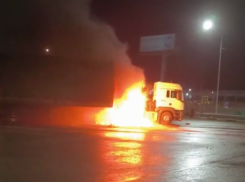 На трассе около Чалтыря загорелась фура: работают пожарные 