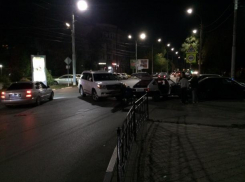 В Таганроге «ВАЗ» и иномарка не заметили друг друга на дороге