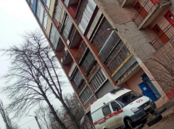 В Таганроге из окна многоэтажки выпал мужчина