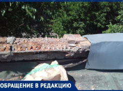 Бывшие работники комбайнового завода Таганрога живут в доме, где кирпичи летят на голову