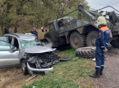 Под Таганрогом погибла женщина после столкновения с военным «Уралом»