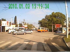 Суровый таганрогский трамвай подвинул медлительных пешеходов
