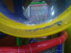 Грязь и сломанные игрушки ждут детей в игровой комнате Таганрога