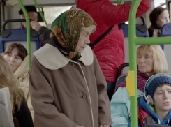 Уступать или стыдливо спрятать глаза в телефон :таганроженка обратилась к молодым людям