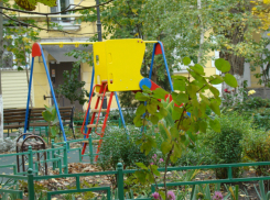 Вновь «добрые тети и дяди» разобрали по запчастям детскую площадку в Таганроге