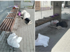 Уютную квартиру устроил себе бомж на остановке в центре Таганрога