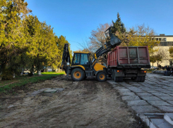 «Товарищ Борщ и товарищ Лопата»: таганрожцы не хотят ремонт  тротуара «как обычно»