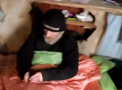 В Таганроге живёт человек в металлической будке с ампутированными ступнями 