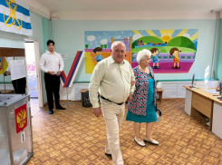 Кандидат в губернаторы Дона от «Пенсионеров России» пришёл на избирательный участок с внуками