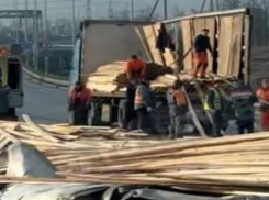 Фура с досками развалилась на ходу на трассе Ростов-Таганрог 