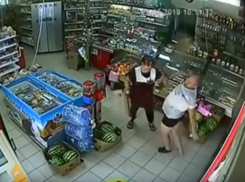В последний день августа таганрожец отплясывал в магазине, пока его не выгнала суровая продавщица