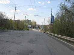 На Бакинском мосту в Таганроге  дорожники надумали ремонт полотна