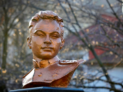 Легенды о гибели защитника блокадного Ленинграда: мемориальную доску в честь аса авиации Анатолия Ломакина открыли в Таганроге 