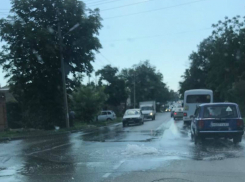 «Фонтаны голубые» забили в трех местах на Александровской в Таганроге