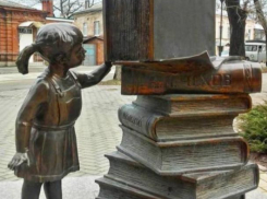  «Юная читательница» возле таганрогской библиотеки им. Чехова полюбилась итальянцам
