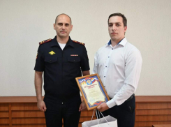 Таганроженка чуть не отдала полмиллиона мошенникам: таксист спас пенсионерку и получил награду