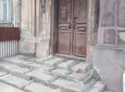 Таганрожец против уничтожения истории - столетние ступени дома заливают цементом
