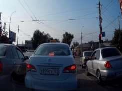 Недобросовестные таганрогские автолюбители выстраиваются в очередь для оформления протоколов